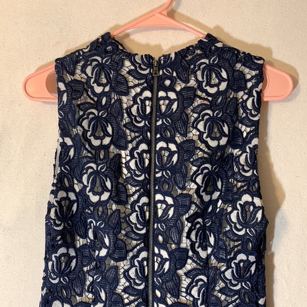 Alice + Olivia womens 4 small Jacki V neck lace dress navy blue with rose new - Picture 12 of 13